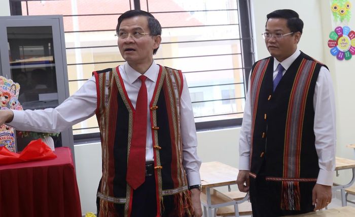 Ông Đoàn Minh Huấn tham quan, kiểm tra cơ sở vật chất, điều kiện ăn ở của học sinh
