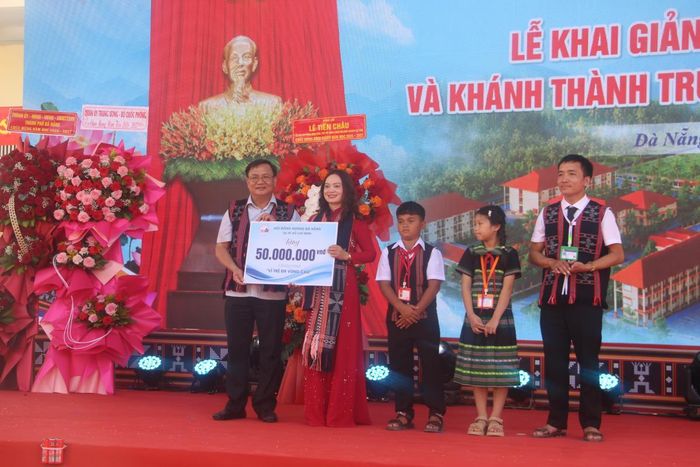 Bộ Chỉ huy Quân sự TP Đà Nẵng và Hội đồng hương Đà Nẵng tại TP Hồ Chí Minh trao tặng trang thiết bị phục vụ dạy học cho nhà trường và học bổng cho các em học sinh.