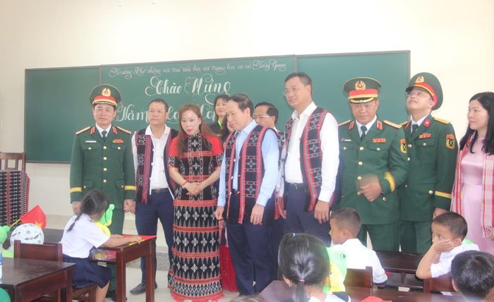 Phó Thủ tướng Chính phủ Lê Tiến Châu cùng các đại biểu tham quan lớp học.