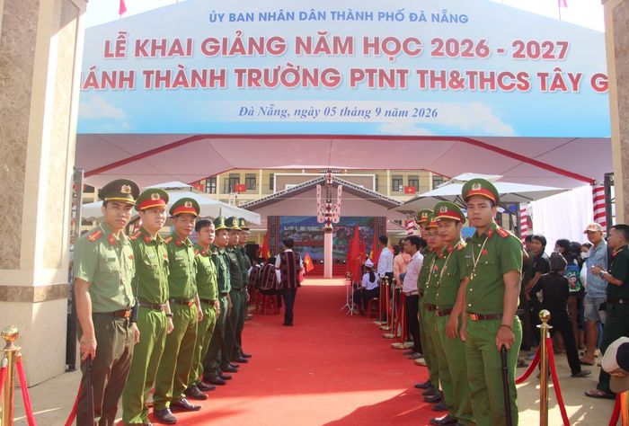 Lực lượng Công an, quân sự xã Tây Giang đảm bảo an ninh trật tự tại Lễ khai giảng.