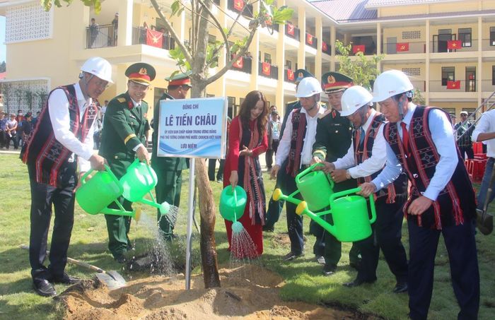 Phó Thủ tướng Chính phủ Lê Tiến Châu trồng cây lưu niệm tại trường.