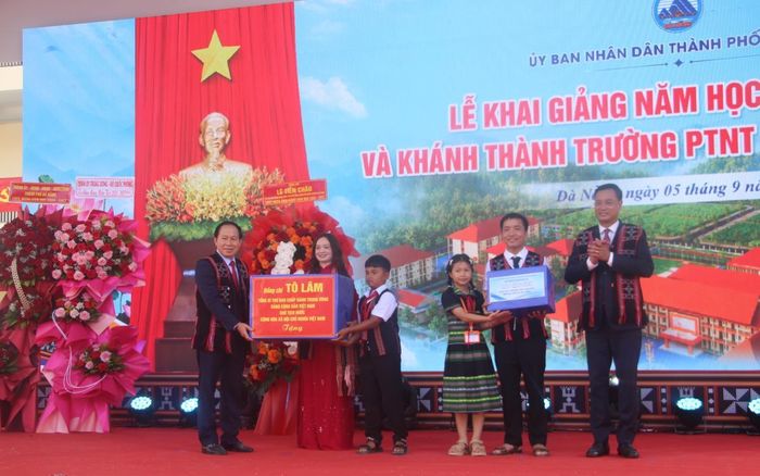 Thừa ủy quyền, Phó Thủ tướng Chính phủ Lê Tiến Châu, Bí thư Thành ủy Lê Ngọc Quang trao quà của Tổng Bí thư, Chủ tịch nước Tô Lâm và Phu nhân tặng cho nhà trường và các thầy, cô giáo.