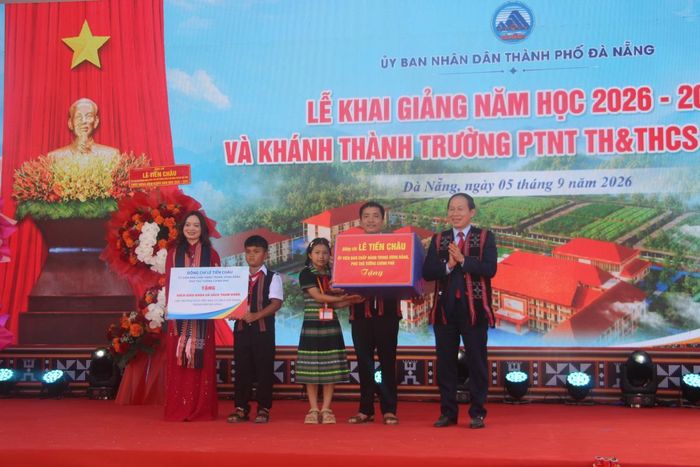 Phó Thủ tướng Chính phủ Lê Tiến Châu trao tặng quà cho nhà trường và các thầy, cô giáo.