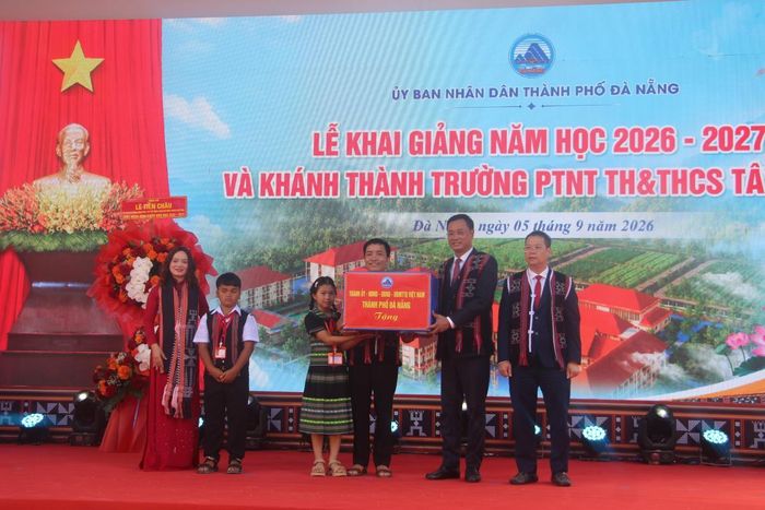 Lãnh đạo TP Đà Nẵng trao quà tặng cho nhà trường và các thầy, cô giáo.