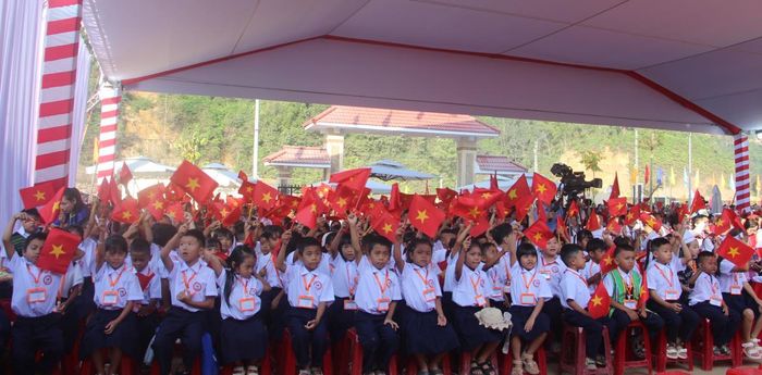 Học sinh nô nức tựu trường.