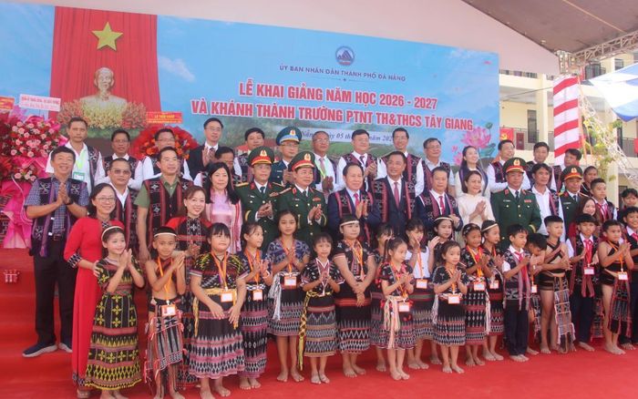 Các đại biểu chụp ảnh lưu niệm.