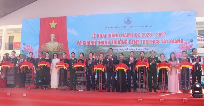 Các đại biểu cắt băng khánh thành Trường Phổ thông Dân tộc nội trú Tiểu học và THCS Tây Giang.