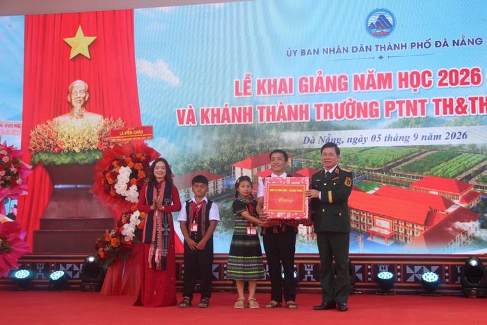 Thượng tướng Đỗ Xuân Tùng trao tặng cho nhà trường và các thầy, cô giáo.