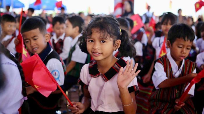 Các em học sinh vùng biên Huế phấn khởi khi được học trong ngôi trường mới khang trang.
