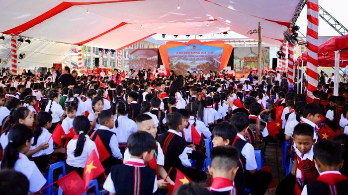 Toàn cảnh buổi lễ khai giảng tại Trường Phổ thông nội trú Tiểu học và Trung học cơ sở A Lưới 3.