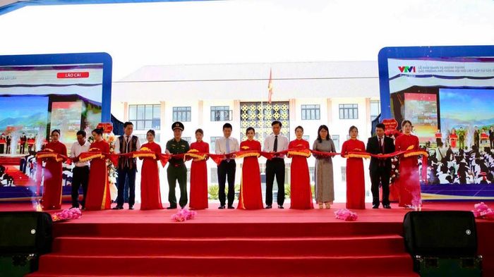 Phó Thủ tướng Chính phủ Phạm Thị Thanh Trà cùng các đại biểu thực hiện nghi thức cắt băng khánh thành.