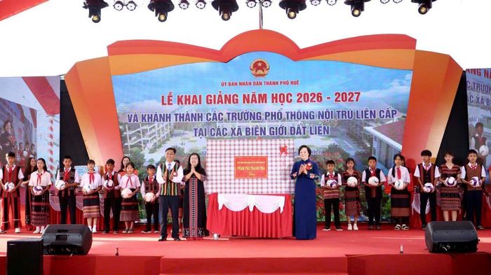 Phó Thủ tướng Chính phủ Phạm Thị Thanh Trà trao tặng quà cho nhà trường.