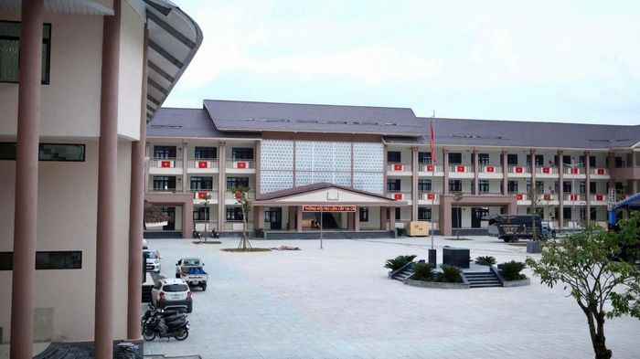 Trường học khang trang, sạch sẽ, sẵn sàng đón học sinh vào năm học mới.