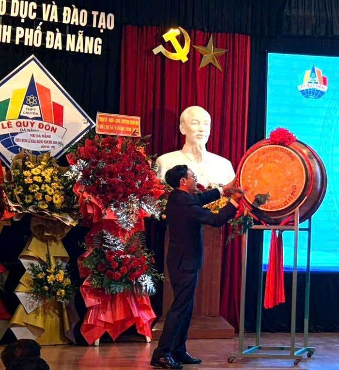 Hiệu trưởng trường THPT Chuyên Lê Quý Đôn Đà đánh trống khai giảng năm học mới. Ảnh: P.T