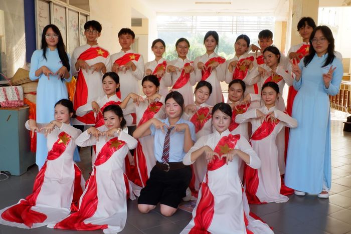 HS Trường THPT Chuyên Lê Quý Đôn rộn ràng trong ngày khai giảng năm học mới. Ảnh: P.T