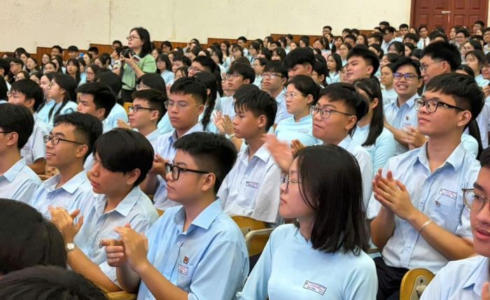 Hoc sinh Trường THPT Chuyên Lê Quý Đôn trong ngày khai giảng. Ảnh: P.T