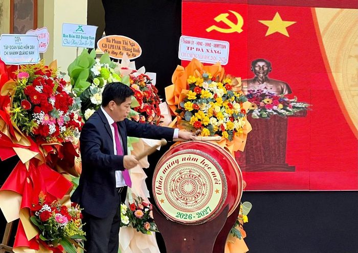 Ông Đoàn Thanh Liêm - Hiệu trưởng Trường THPT Nguyễn Dục, đánh trống khai giảng năm học mới.