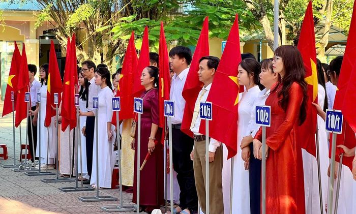 Nhà trường chào đón các em học sinh lớp 10.