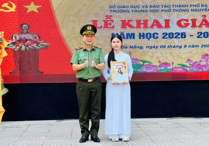 Thiếu tướng Nguyễn Hữu Hợp - Ủy viên Ban Thường vụ Thành ủy, Giám đốc Công an TP Đà Nẵng, vinh danh học sinh đạt thành tích xuất sắc.