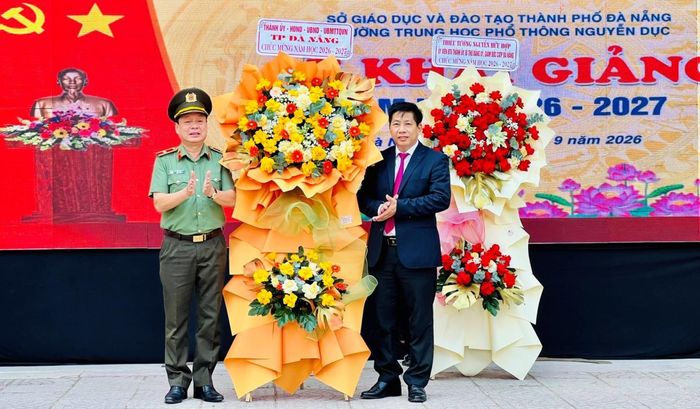 Thiếu tướng Nguyễn Hữu Hợp - Ủy viên Ban Thường vụ Thành ủy, Giám đốc Công an TP Đà Nẵng, tặng hoa chúc mừng.