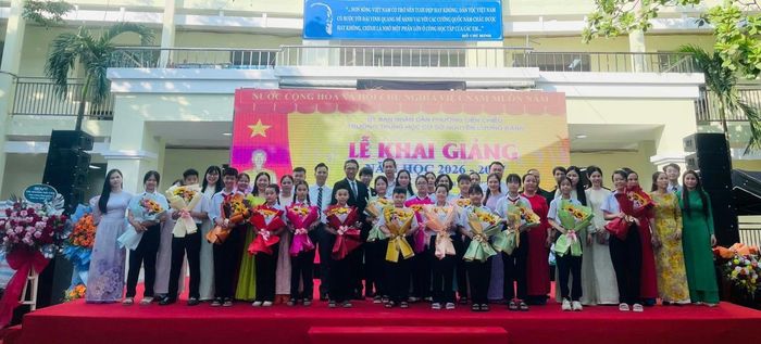 Tổng lãnh sự Nhật Bản tại Đà Nẵng Mori Takero chụp ảnh lưu niệm cùng cán bộ, giáo viên và các em học sinh nhân dịp khai giảng năm học mới.