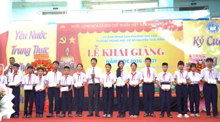 Lãnh đạo phường Hải Vân tặng quà cho các em học sinh có hoàn cảnh khó khăn trong ngày khai giảng.