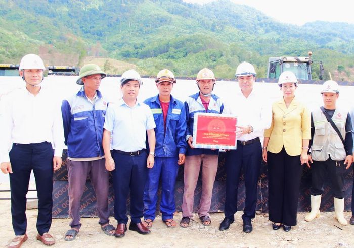 Phó Bí thư Thường trực Thành ủy Nguyễn Khắc Toàn tặng quà cho các cán bộ, kỹ sư, công nhân thi công Dự án QL14D.