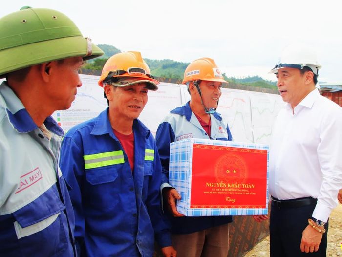 Phó Bí thư Thường trực Thành ủy Đà Nẵng thăm hỏi, tặng quà, động viên công nhân thi công Dự án QL14B.