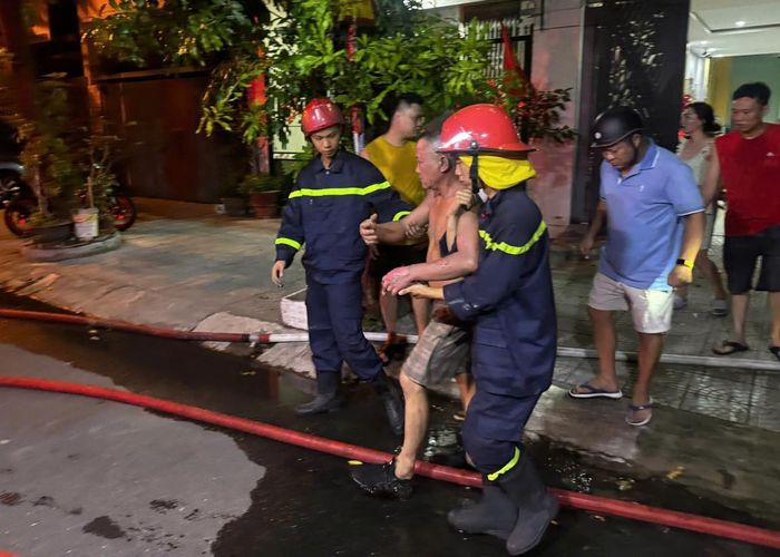 Kịp thời cứu 4 nạn nhân trong vụ cháy nhà dân lúc rạng sáng