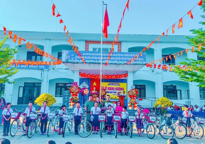 12 học sinh Trường Tiểu học Lê Quý Đôn, xã Thu Bồn được trao yêu thương, tiếp sức đến trường.