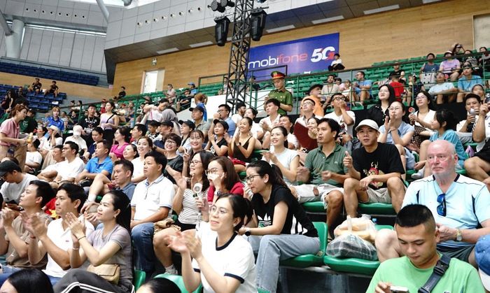 Khán giả đông kín ở sân xem đội tuyển Việt Nam thi đấu