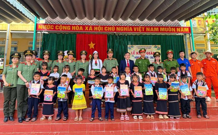 Trao quà cho các em học sinh