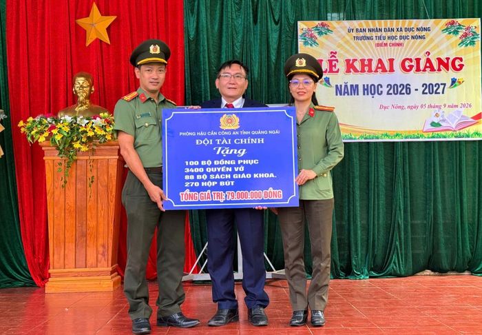Trao bảng tượng trưng cho Trường Tiểu học Dục Nông