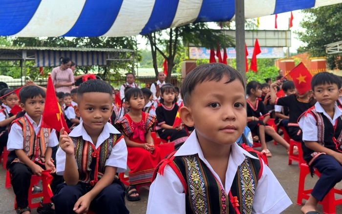 Lễ khai giảng tại Trường Tiểu học Dục Nông