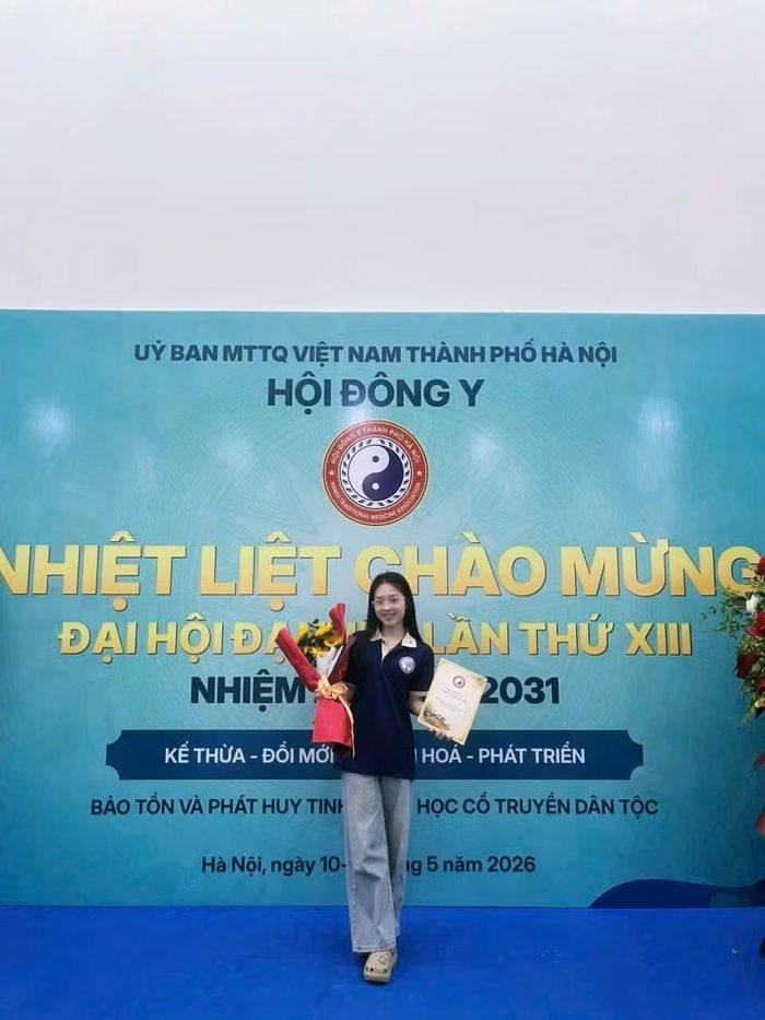 Phương Thảo nhận học bổng của Hội Đông y TP. Hà Nội.