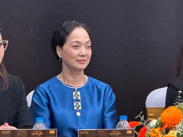 NSND Lê Khanh trở thành người kết nối trong đêm nhạc tưởng nhớ nhạc sĩ Phú Quang.