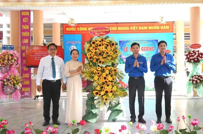 Anh Nguyễn Minh Triết - Ủy viên dự khuyết T.Ư Đảng, Bí thư thường trực T.Ư Đoàn, Chủ tịch T.Ư Hội Sinh viên Việt Nam, trao lẵng hoa của Ban Bí thư T.Ư Đoàn chúc mừng thầy và trò nhà trường bước vào năm học mới.