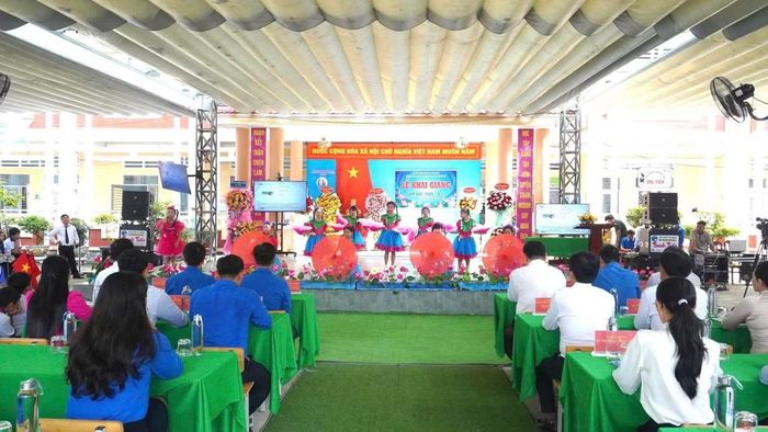 Khai giảng ở xã biên giới, học sinh nhận phòng tin học và học bổng.