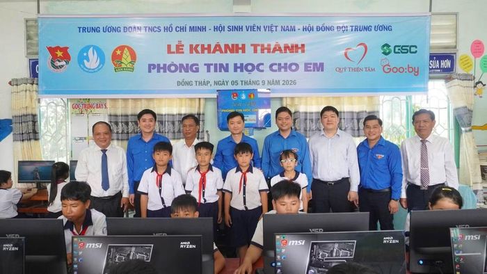 Bàn giao công trình "Phòng máy tính cho em" tại trường.