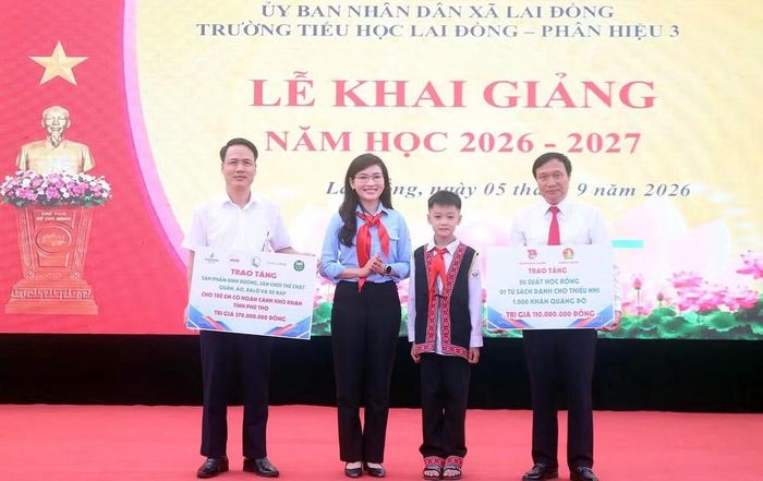 Chị Hồ Hồng Nguyên trao tặng công trình cho đại diện nhà trường.
