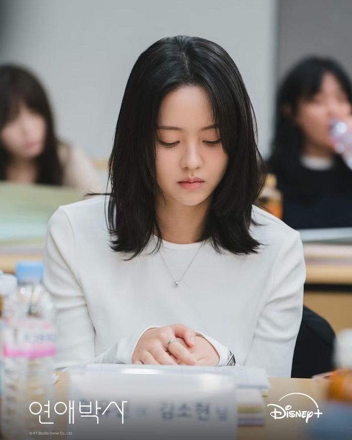 Kim So Hyun vào vai Im Yoo Jin, một thành viên mới tại phòng thí nghiệm của Min Jae. Khi sắp tốt nghiệp đại học chuyên ngành may mặc và dệt may thì gặp trở ngại trên con đường học lên cao học, cô quyết định rẽ sang một hướng đi mới.