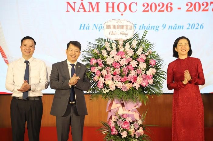 Đại diện Trung ương Hội LHPN Việt Nam, Phó Chủ tịch Nguyễn Thị Minh Hương trao hoa chúc mừng Học viện Phụ nữ Việt Nam.