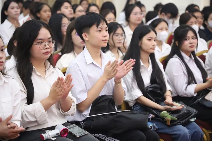 Tân sinh viên tham dự Lễ khai giảng.