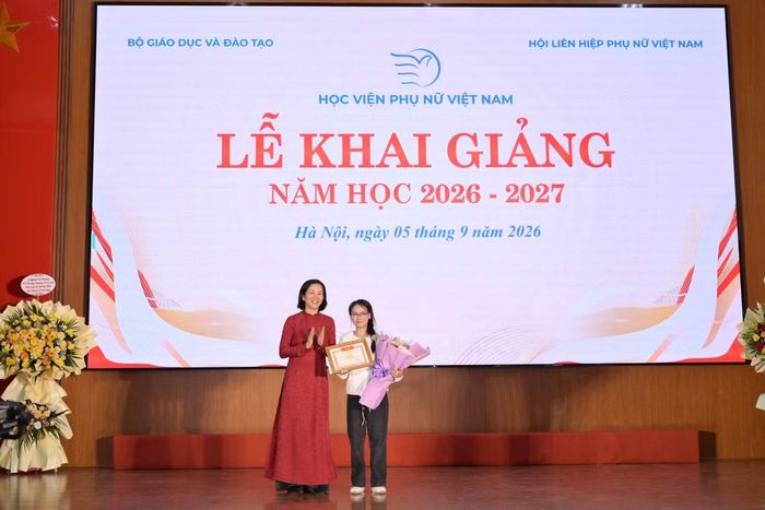 Đồng chí Nguyễn Thị Minh Hương - Phó Chủ tịch Hội Liên hiệp Phụ nữ Việt Nam trao học bổng cho sinh viên Nông Thị Bông - Sinh viên ngành Kinh tế số đạt Thủ khoa đầu vào năm 2026.
