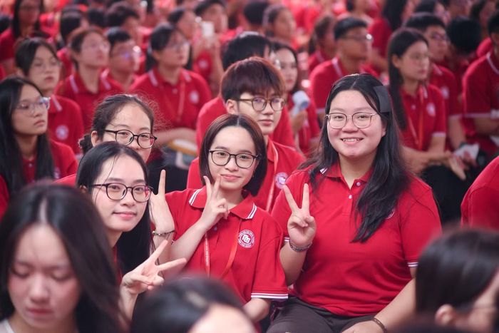 Sinh viên rạng rỡ trong ngày khai giảng.