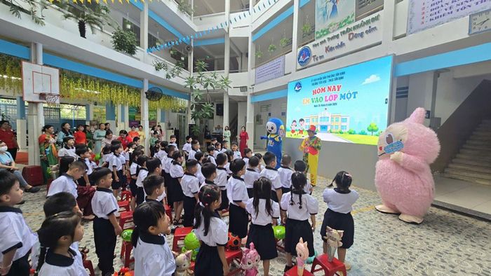  Học sinh Trường Tiểu học - THCS Tân Định (phường Tân Định, TPHCM) tựu trường năm học 2026-2027. Ảnh: THU TÂM 