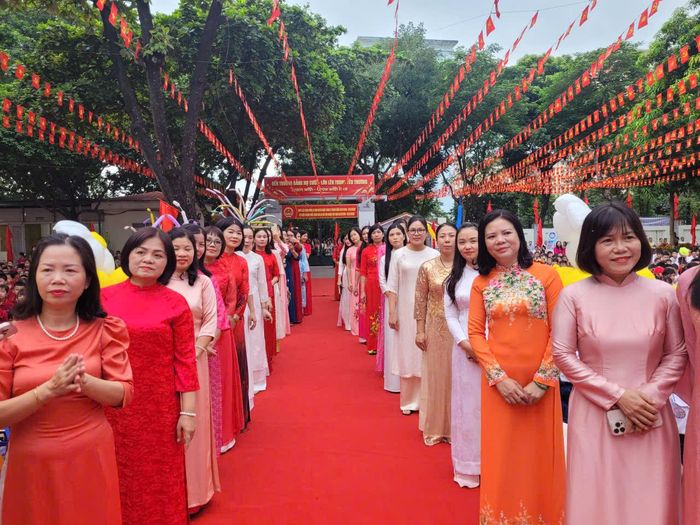  Giáo viên dự lễ khai giảng tại Trường Tiểu học Nguyễn Du. Ảnh: LÂM NGUYÊN 