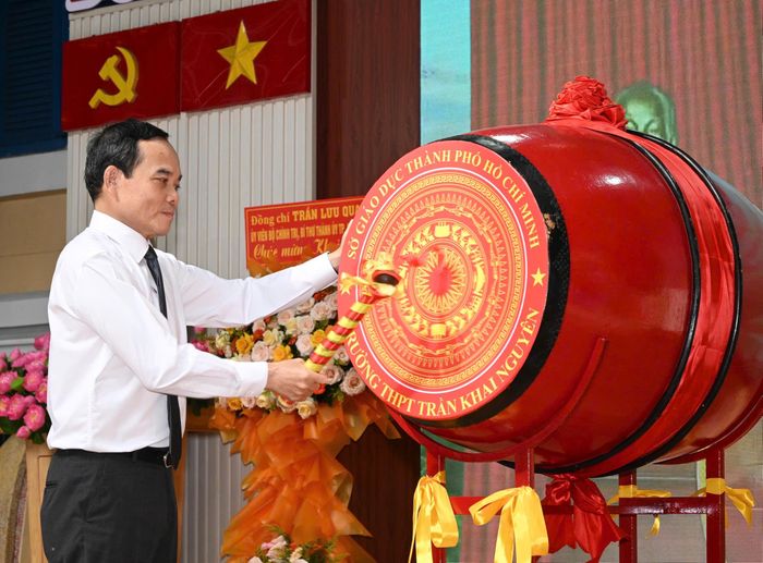  Bí thư Thành ủy TPHCM Trần Lưu Quang thực hiện nghi thức đánh trống khai giảng tại Trường THPT Trần Khai Nguyên. Ảnh: VIỆT DŨNG 