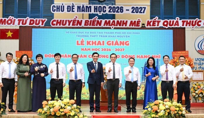  Các đồng chí lãnh đạo TPHCM cùng lãnh đạo Trường THPT Trần Khai Nguyên chụp ảnh lưu niệm. Ảnh: VIỆT DŨNG 