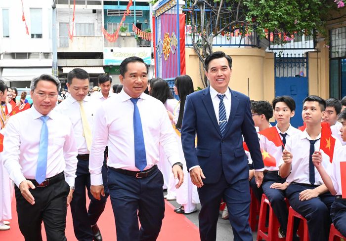  Chủ tịch UBND TPHCM Nguyễn Văn Được, Giám đốc Sở GD-ĐT TPHCM Nguyễn Tấn Phát dự lễ khai giảng tại Trường THPT Trần Khai Nguyên. Ảnh: VIỆT DŨNG 
